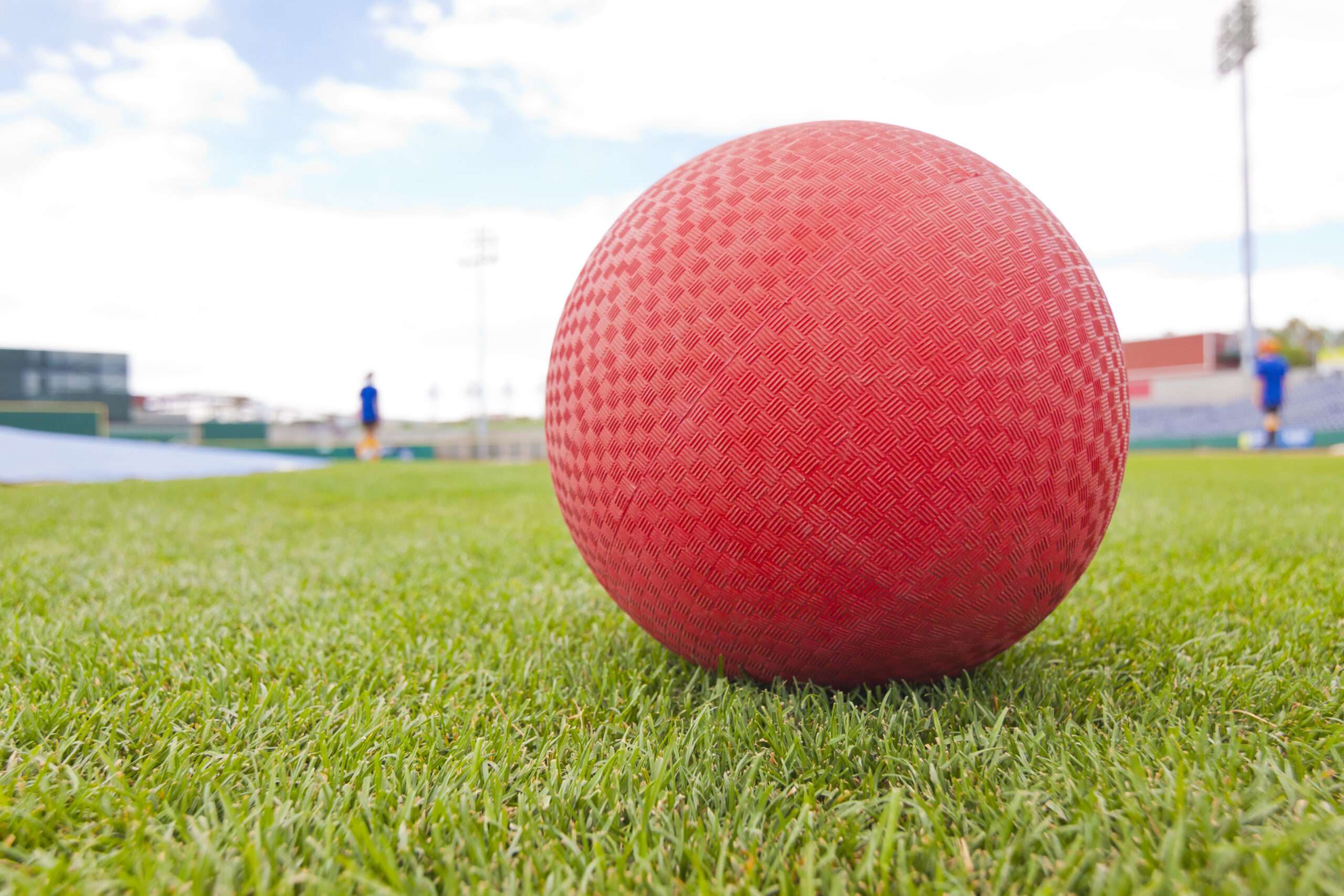 Игра мяч на траве. Красный мяч. Мячик на траве. Мяч на поле. Красный мяч на поле.