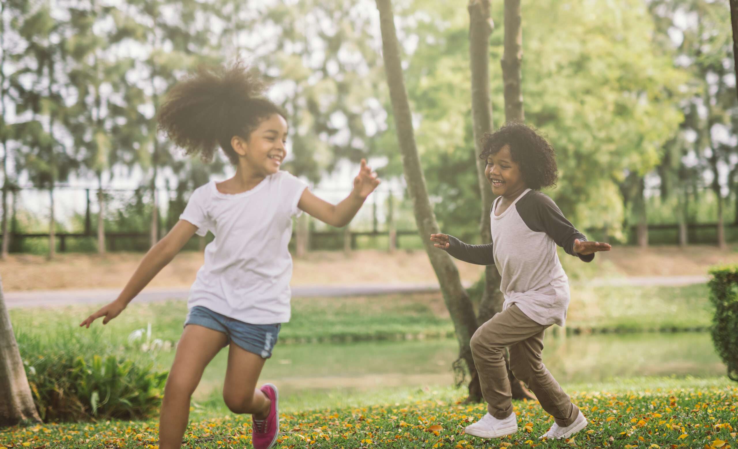 Дети двух сторон. Child Running smile. Once children Run and Play in the Park. 2 Kids friends playing.