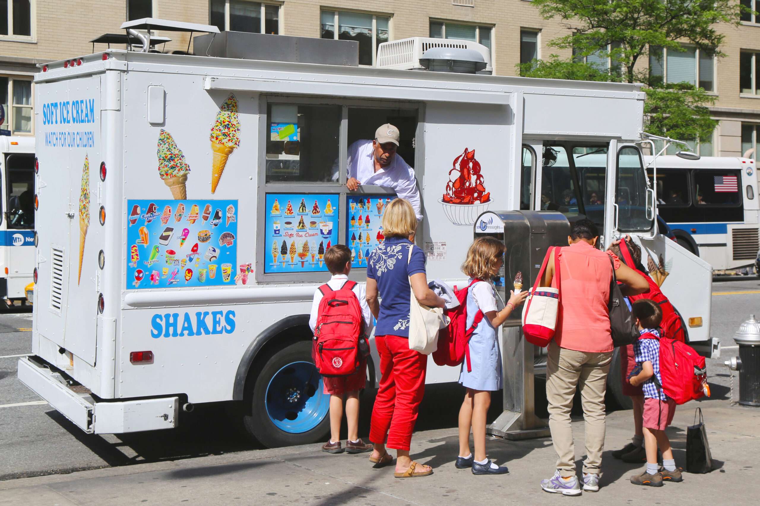 Мороженщик год. Фургон с мороженым. Мороженщик в Америке. Фургончик с мороженым в Америке. Продавец мороженого в США.