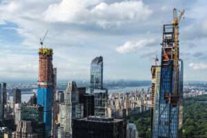 Skyscrapers under construction against the Manhattan skyline. | 22tomtom | Dreamstime.com
