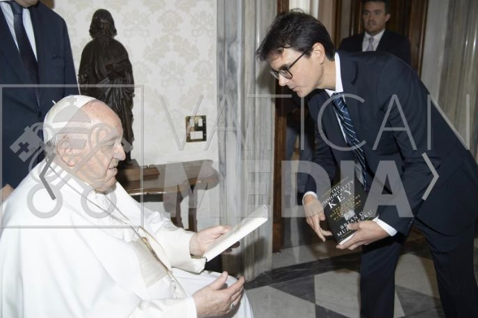 Exclusive photo of the "Holy Meeting" between Pope Francis and Immortality Key author Brian Muraresku