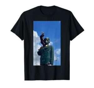 T-shirt with a photo of a man smashing a statue of Hugo Chávez.