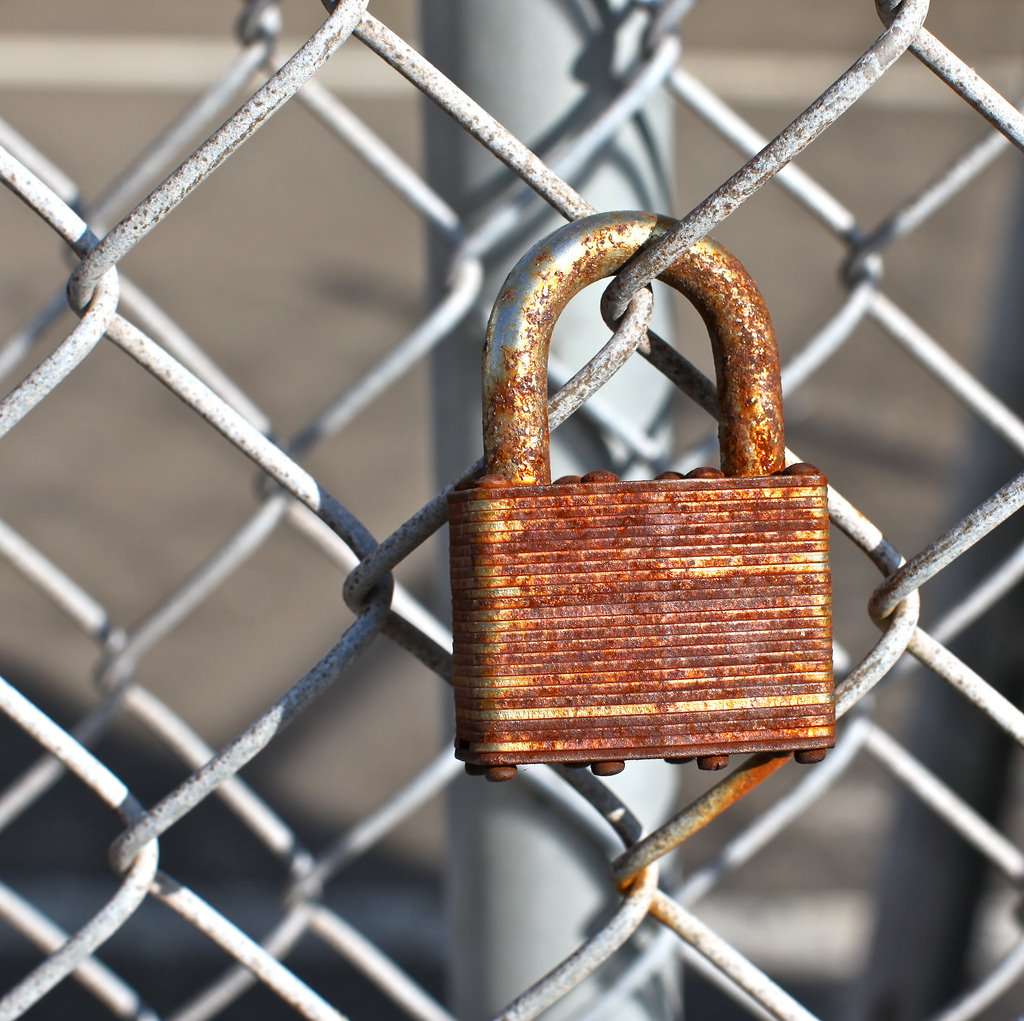 Locked gate|||Torbakhopper/Flickr