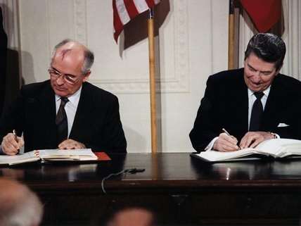 Gorbachev and Reagan sign arms treaty