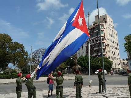 Soldiers raising Cuban flag