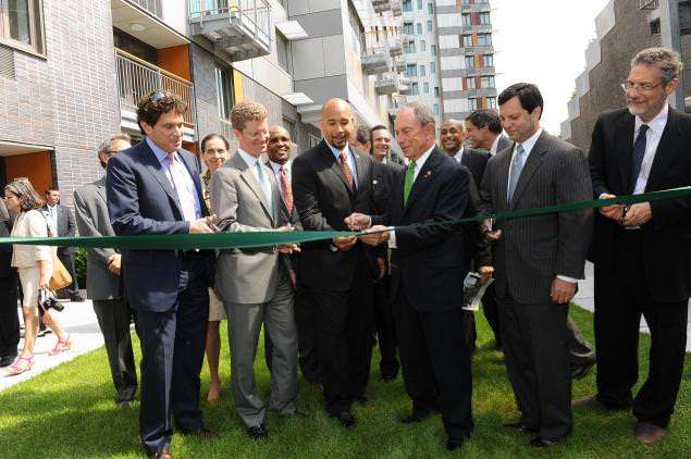 Mayor Bloomberg cuts the ribbon at the Via Verde affordable housing development.|||Enid Alvarez/New York Daily News