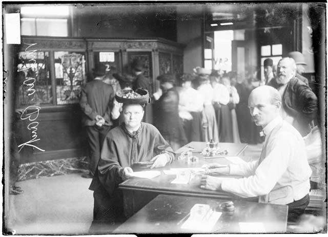 Milwaukee Avenue State Bank, 1906 ||| Library of Congress 