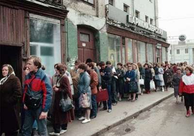 Line to buy shoes, Soviet Union, 1983 Line to buy shoes, Soviet Union, 1983