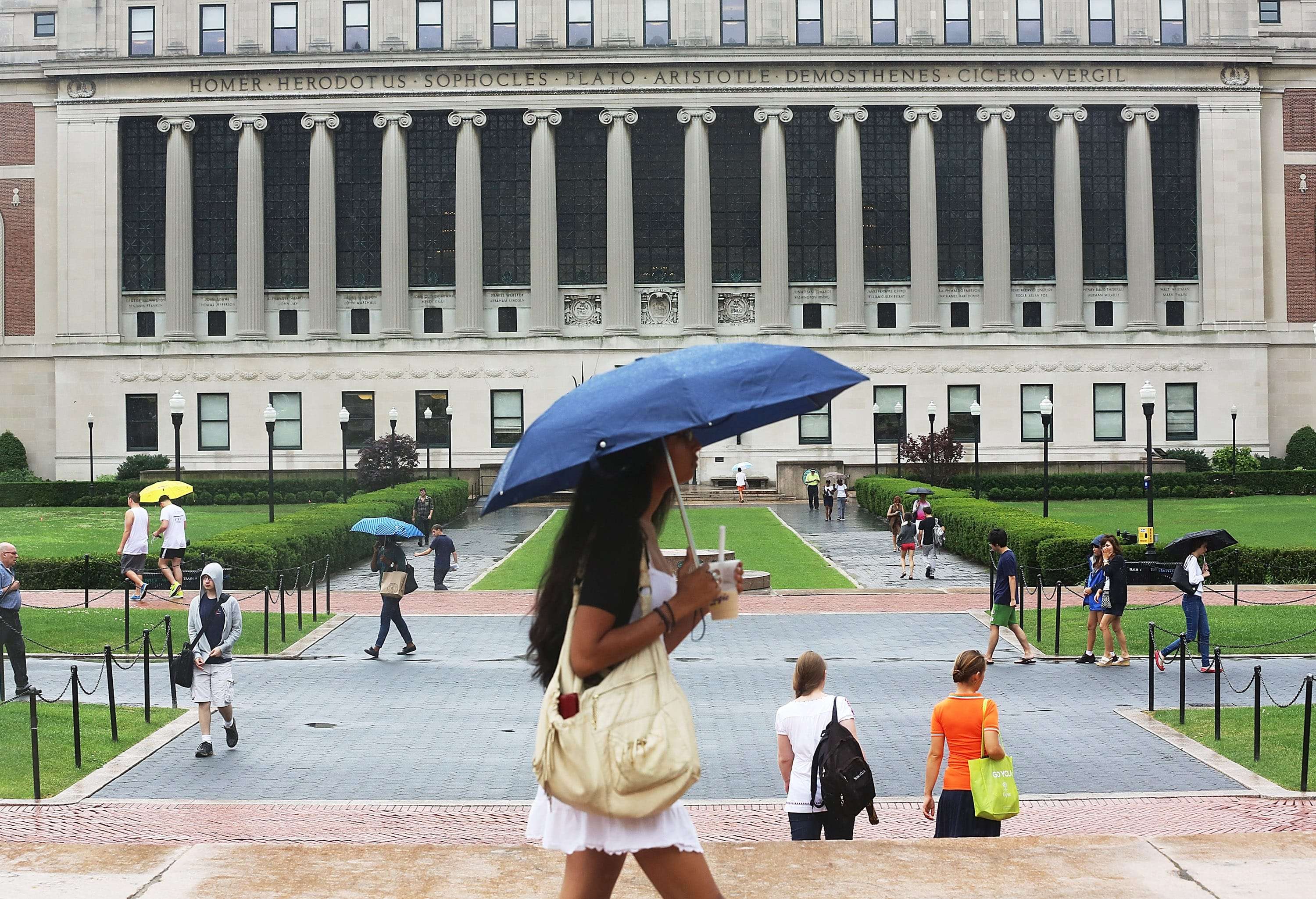  People walk on the Columbia University campus in 2013 in New York City. (Mario Tama/Getty Images)